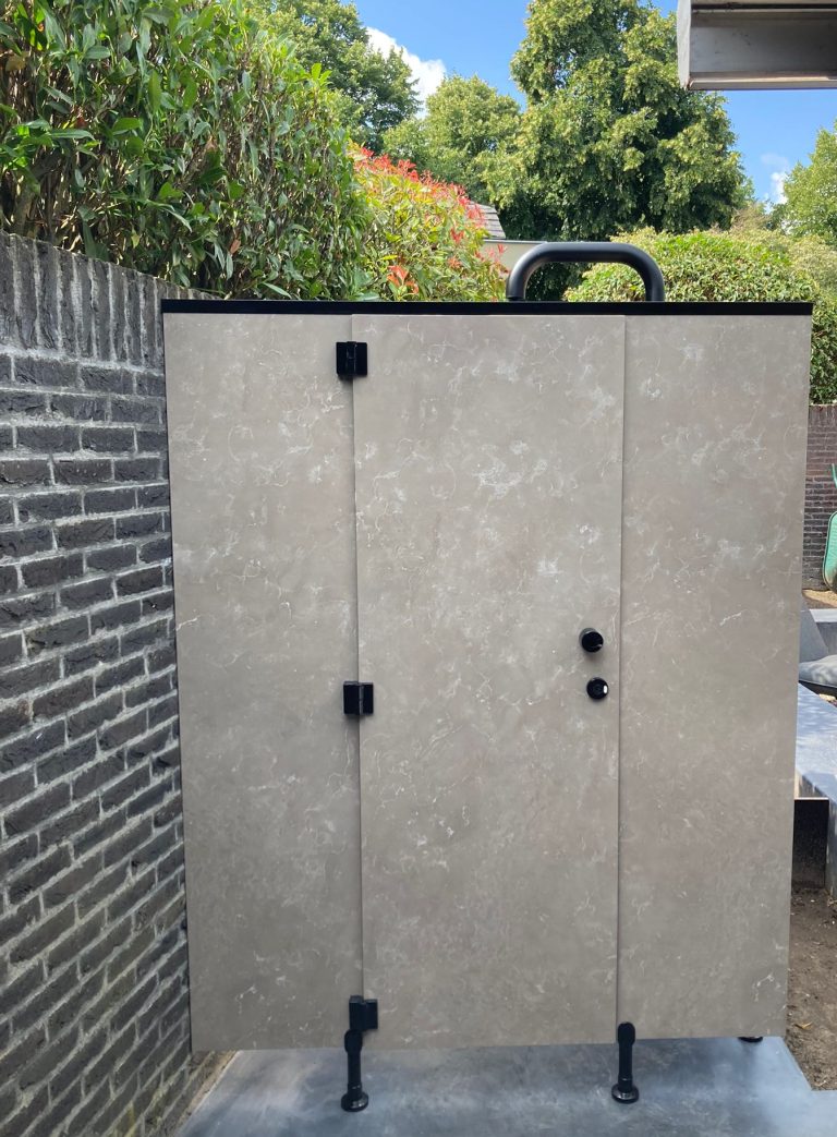 Buitendouche met twee steenlook deuren en zwarte grepen