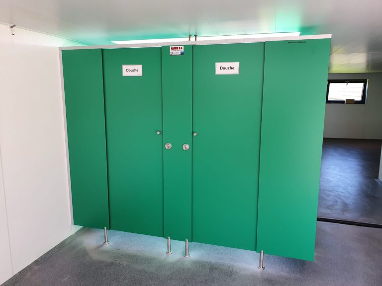 Vooraanzicht van een groene hygiënesluis in een lichte ruimte