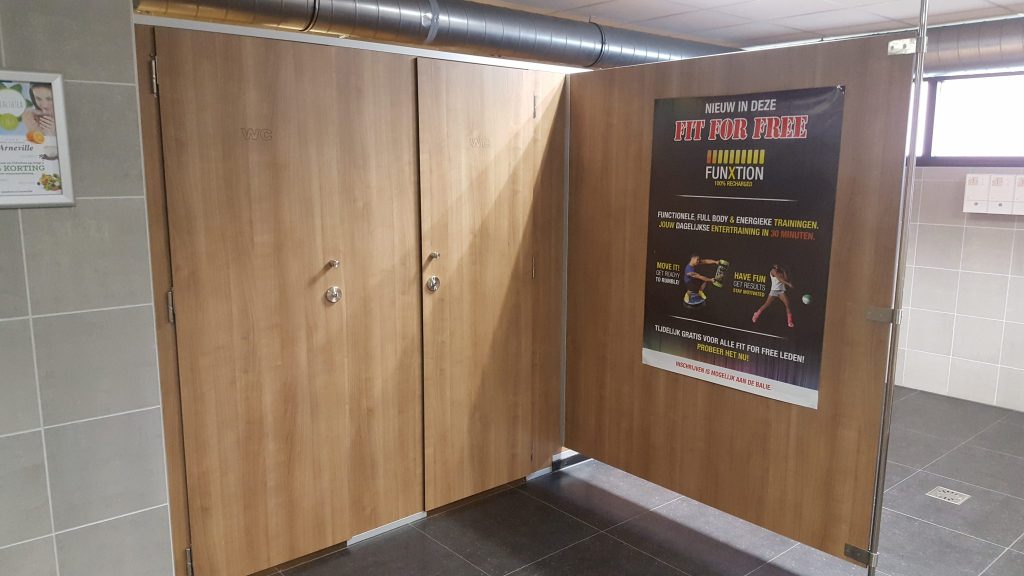 Houtlook cabines met een poster aan de zijwand
