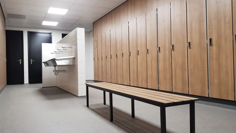 Houtlook lockerwand met een lange bank in een kleedruimte