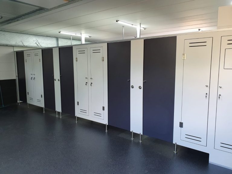 Hygiënesluis met witte en antraciet kastdeuren langs de wand