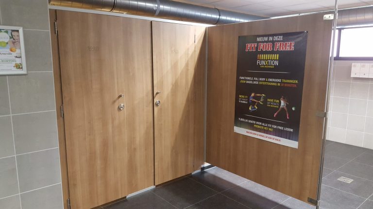 Houtlook cabinewand met een reclameposter op de zijkant