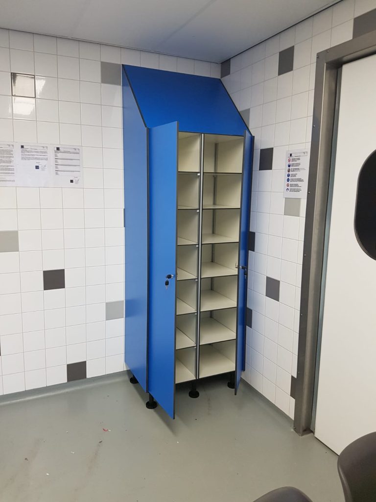 Geopende blauwe ordnerkast met witte vakken
