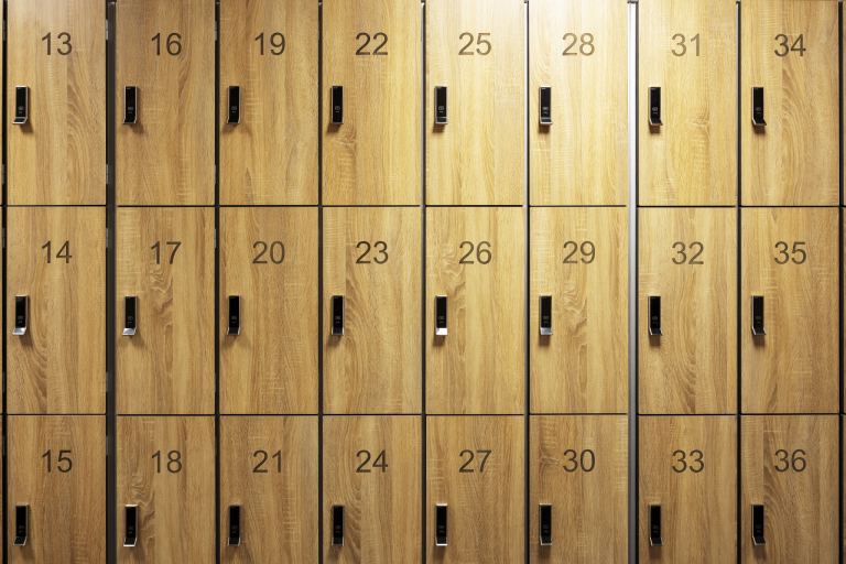 Close-up van genummerde houtlook lockers in drie lagen