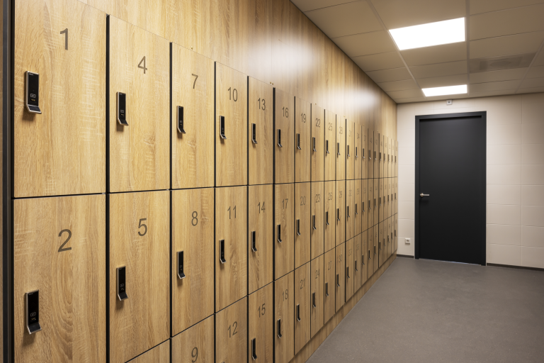 Lange houtlook lockerwand met genummerde deurtjes en codesloten