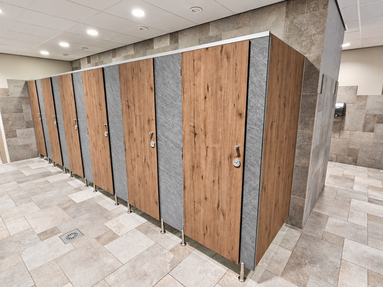 Rij toiletcabines in houtlook en steenlook in de toiletruimte van Drakenrijk
